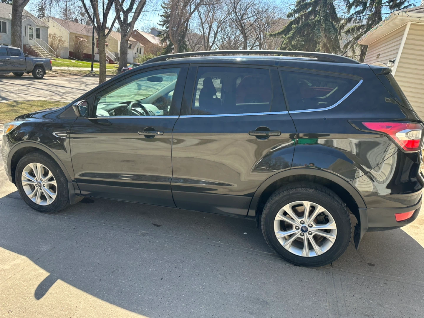 Black Ford Escape SE SUV - photo 3
