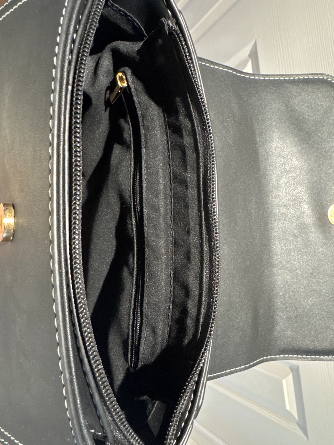 Black Handbag with Gold Clasp - photo 4