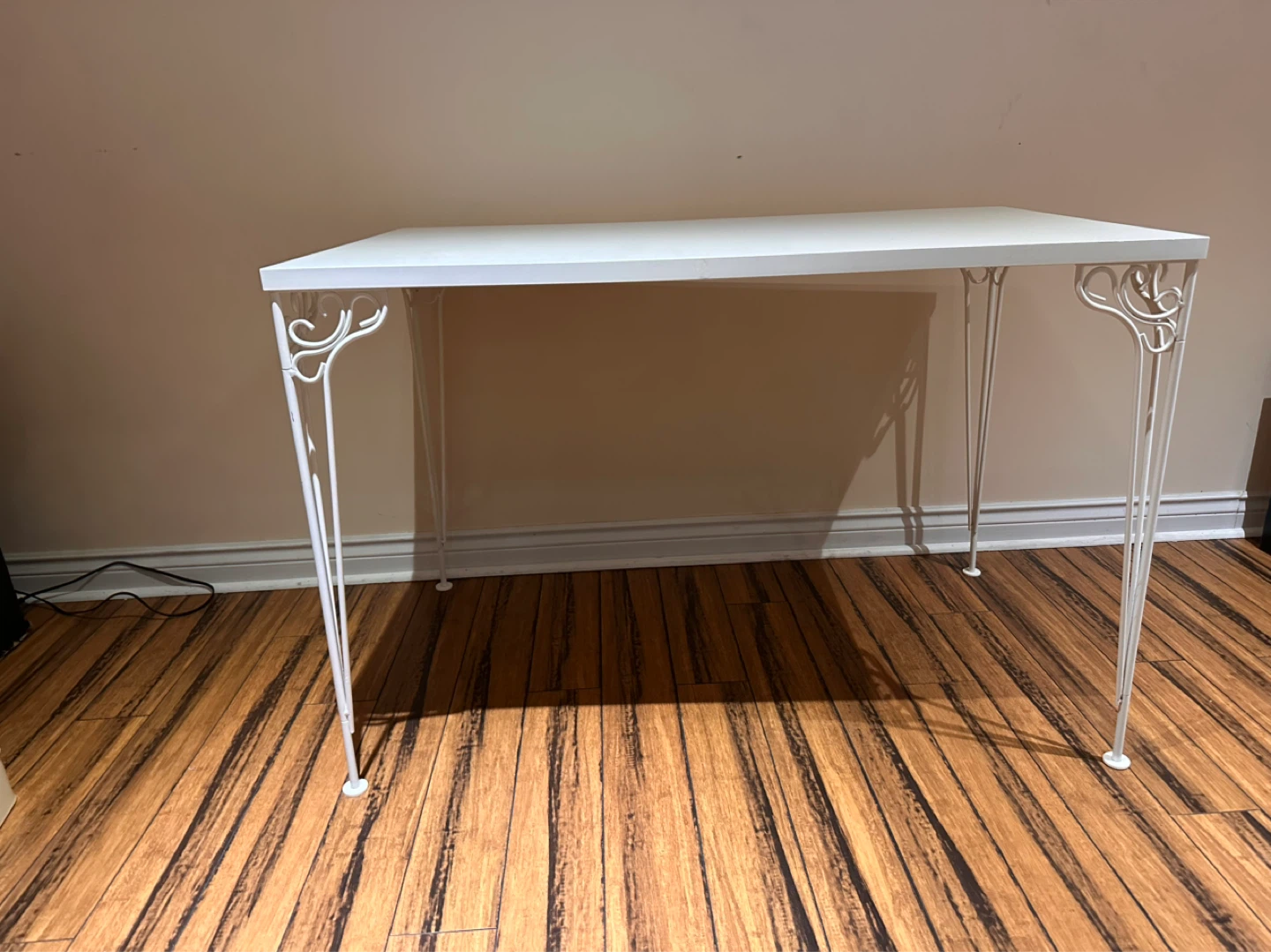 White Table with Decorative Metal Legs - photo 3