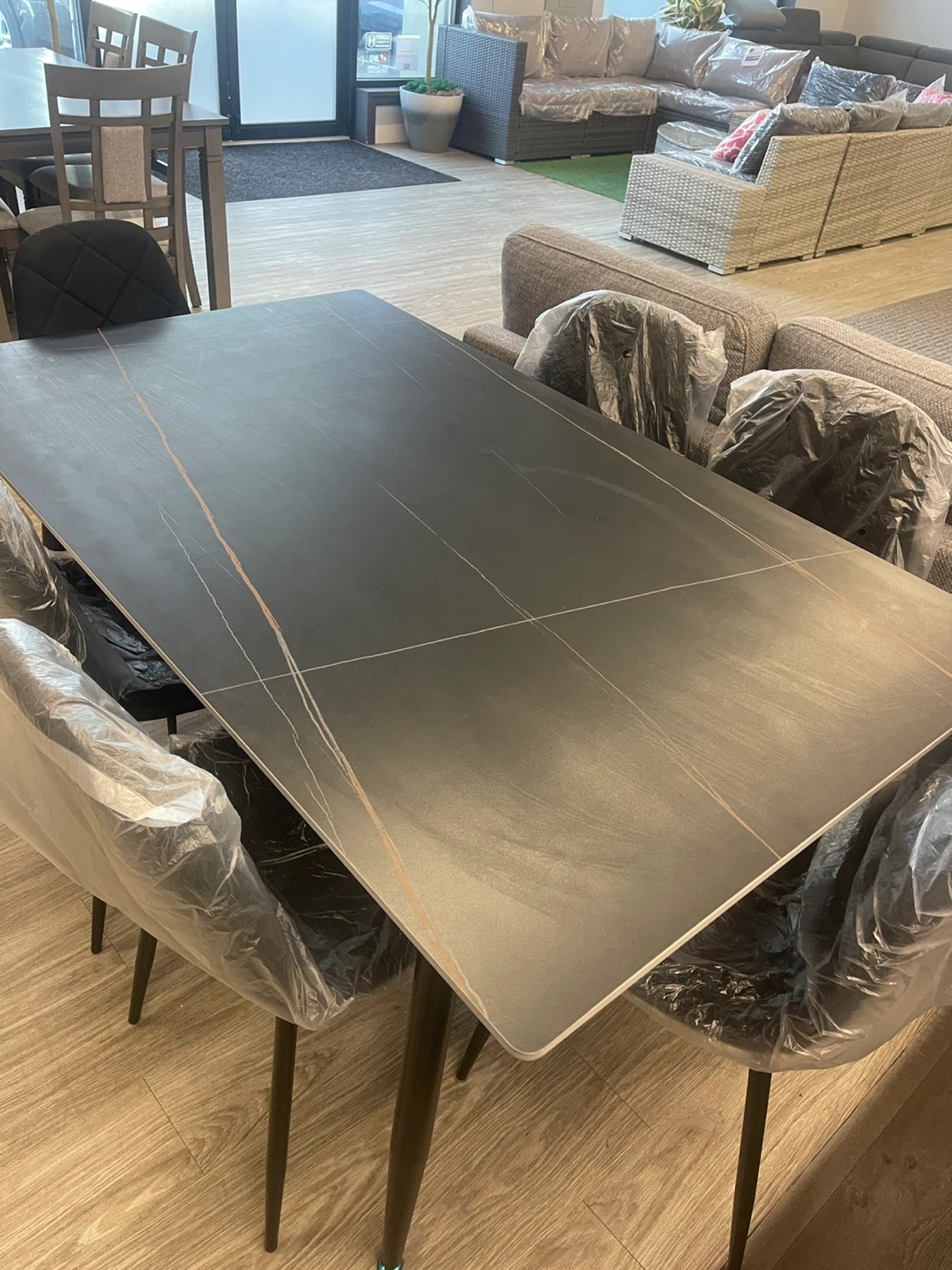 6-Seater Dining Table – Perfect for Family Gatherings!