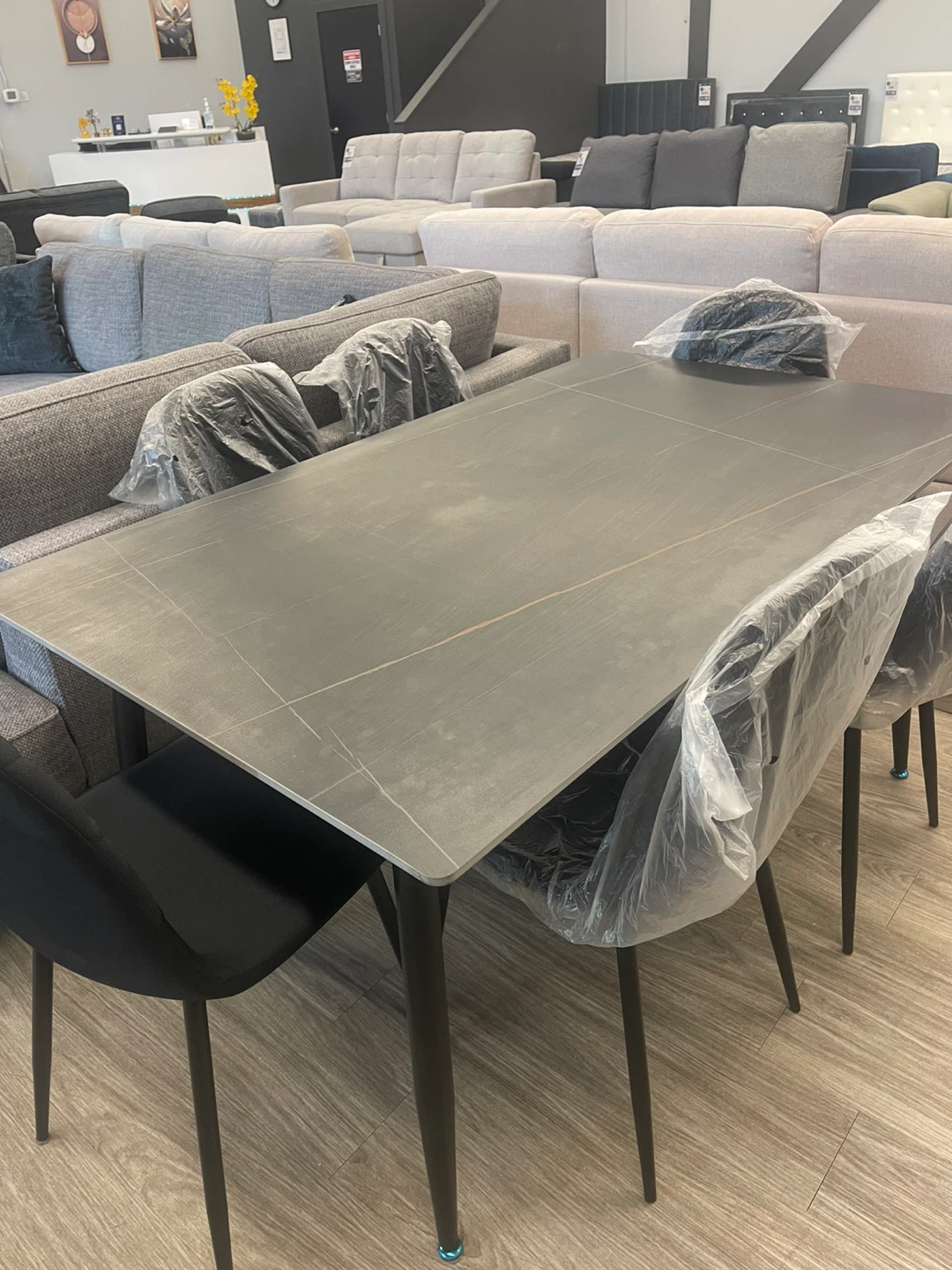 6-Seater Dining Table – Perfect for Family Gatherings! - photo 2