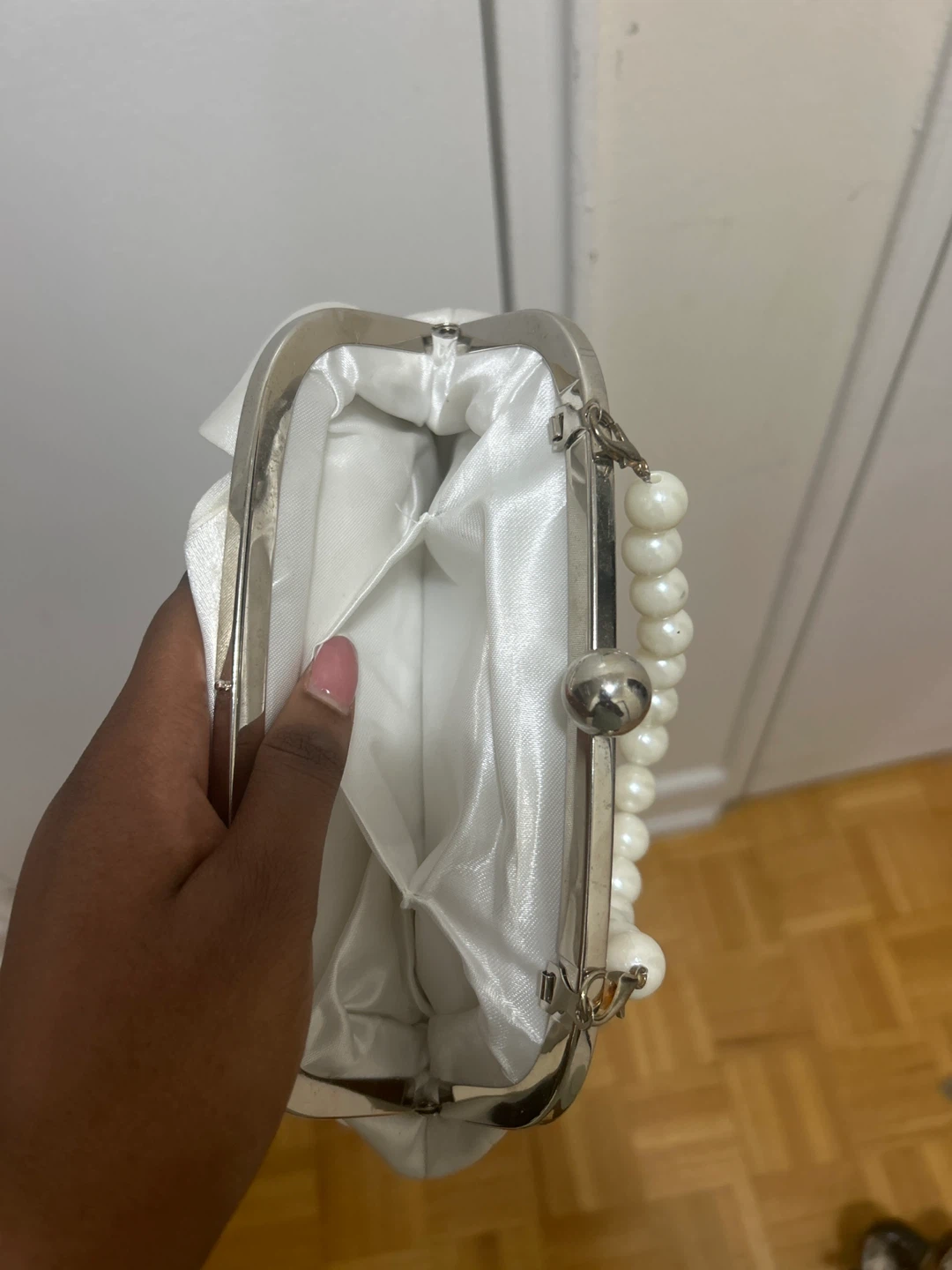 White Clutch Bag with Pearl Handle and Rose Detail - photo 4