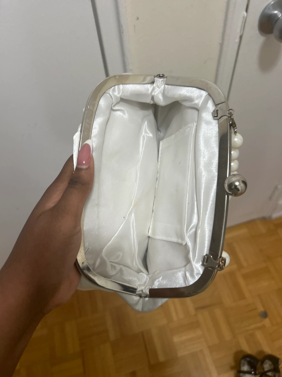 White Clutch Bag with Pearl Handle and Rose Detail - photo 3