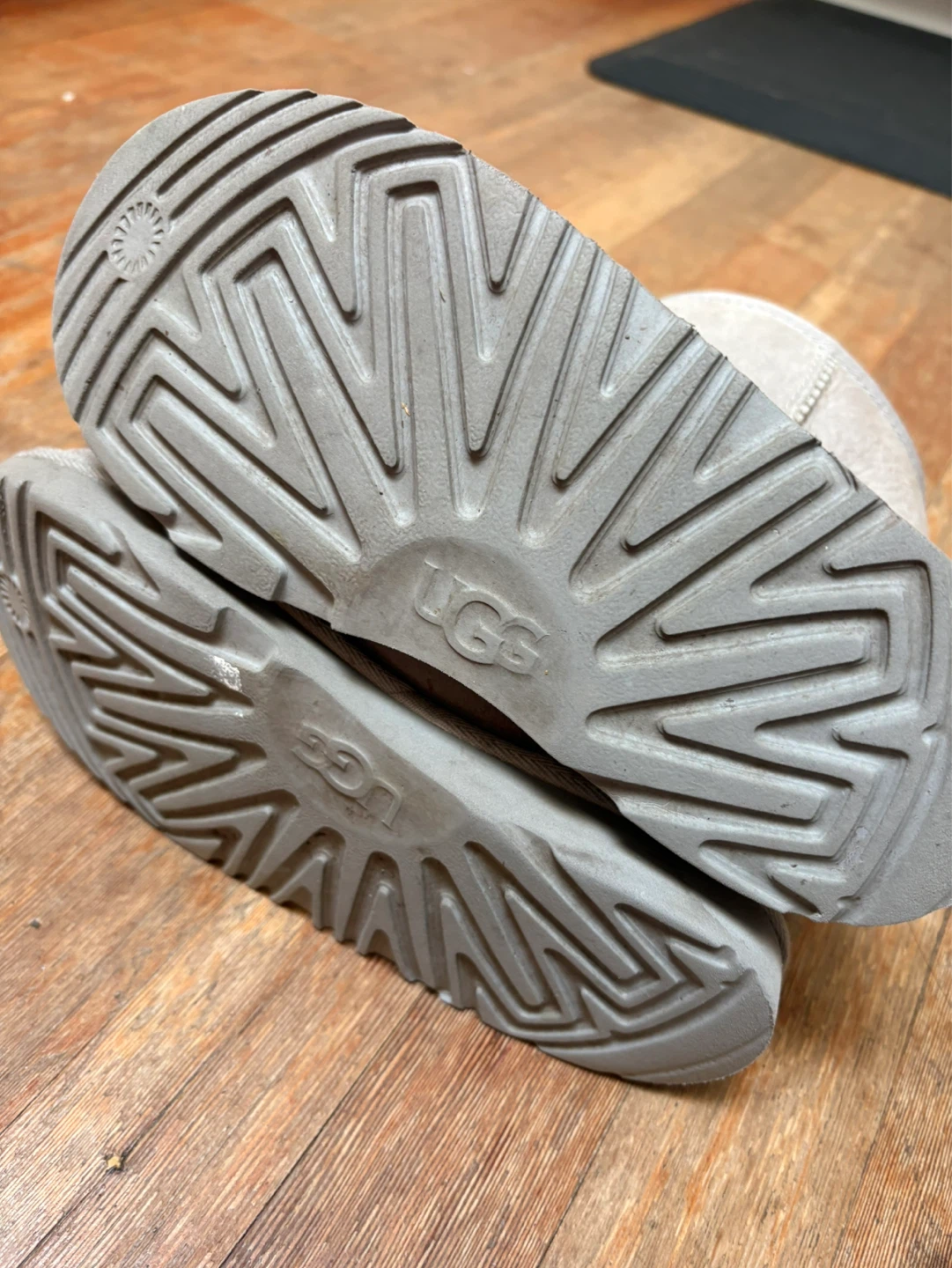 Kids UGG Boots - Grey Suede size 3 - photo 3