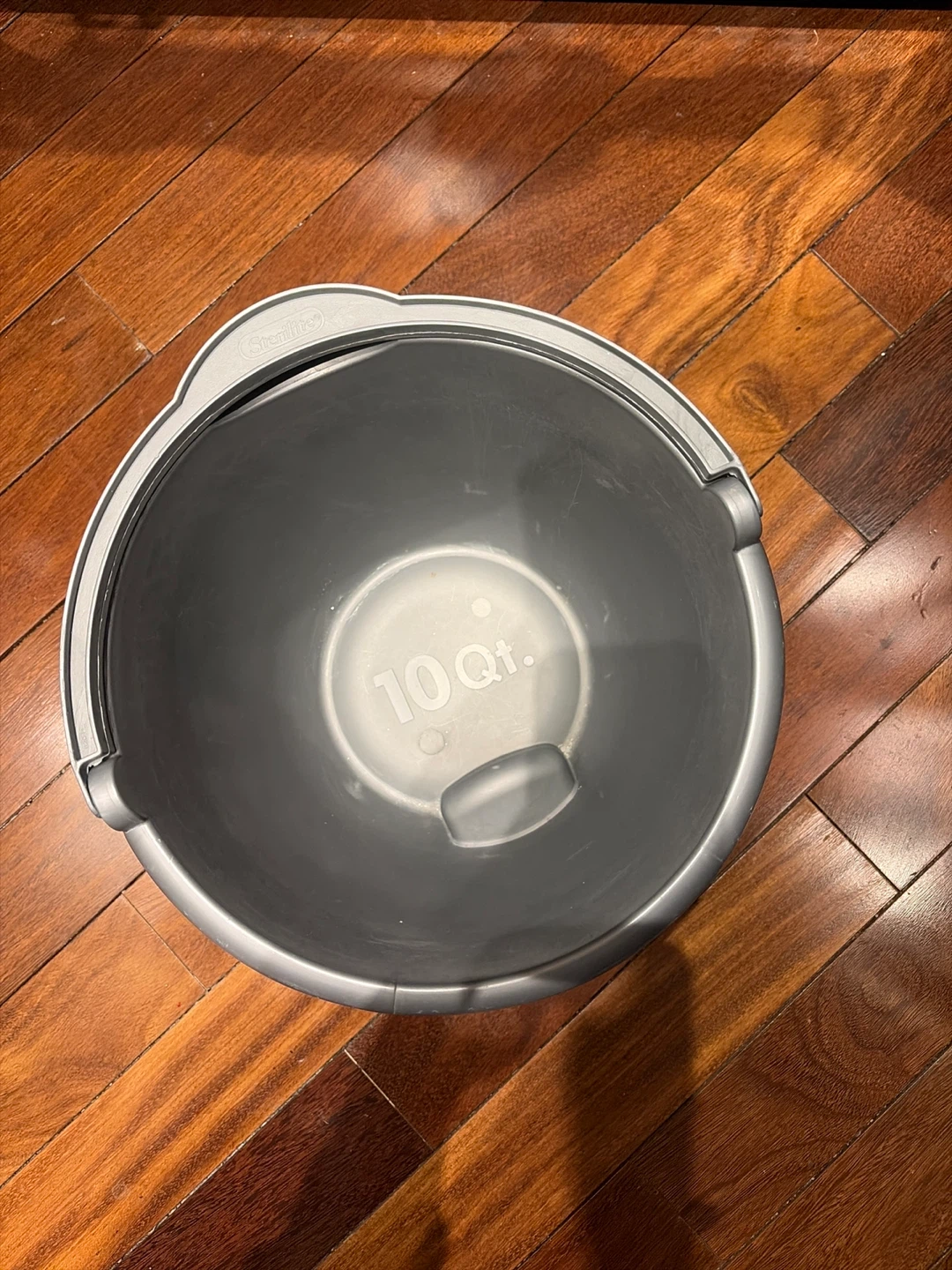 Plastic bucket