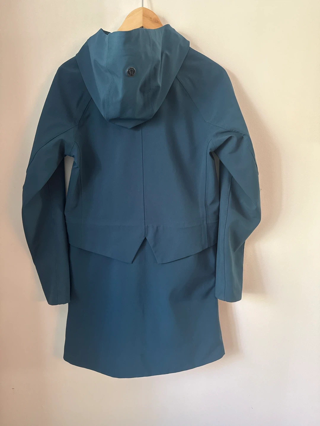 Lululemon two in oneHooded Rain Jacket - photo 5