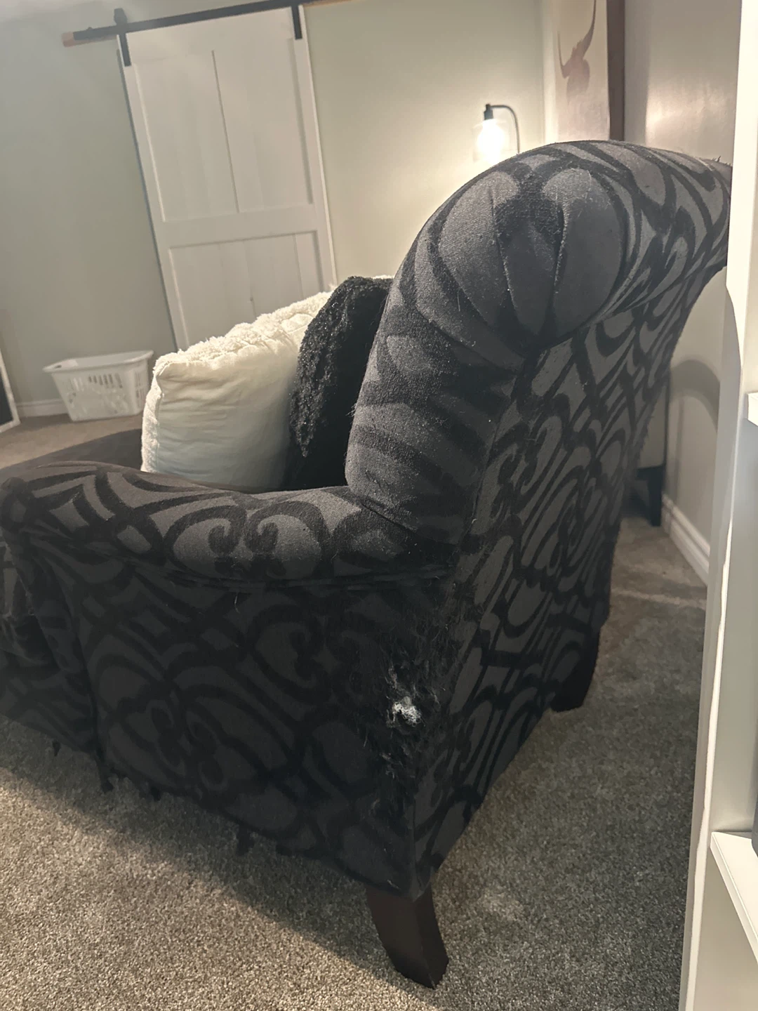 Black damask chaise lounge with pillows - photo 2