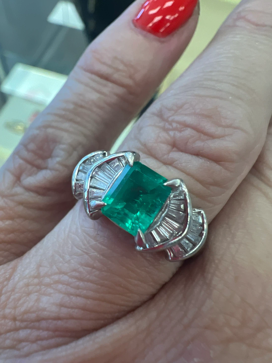 Emerald and Diamond Ring in Platinum - photo 2