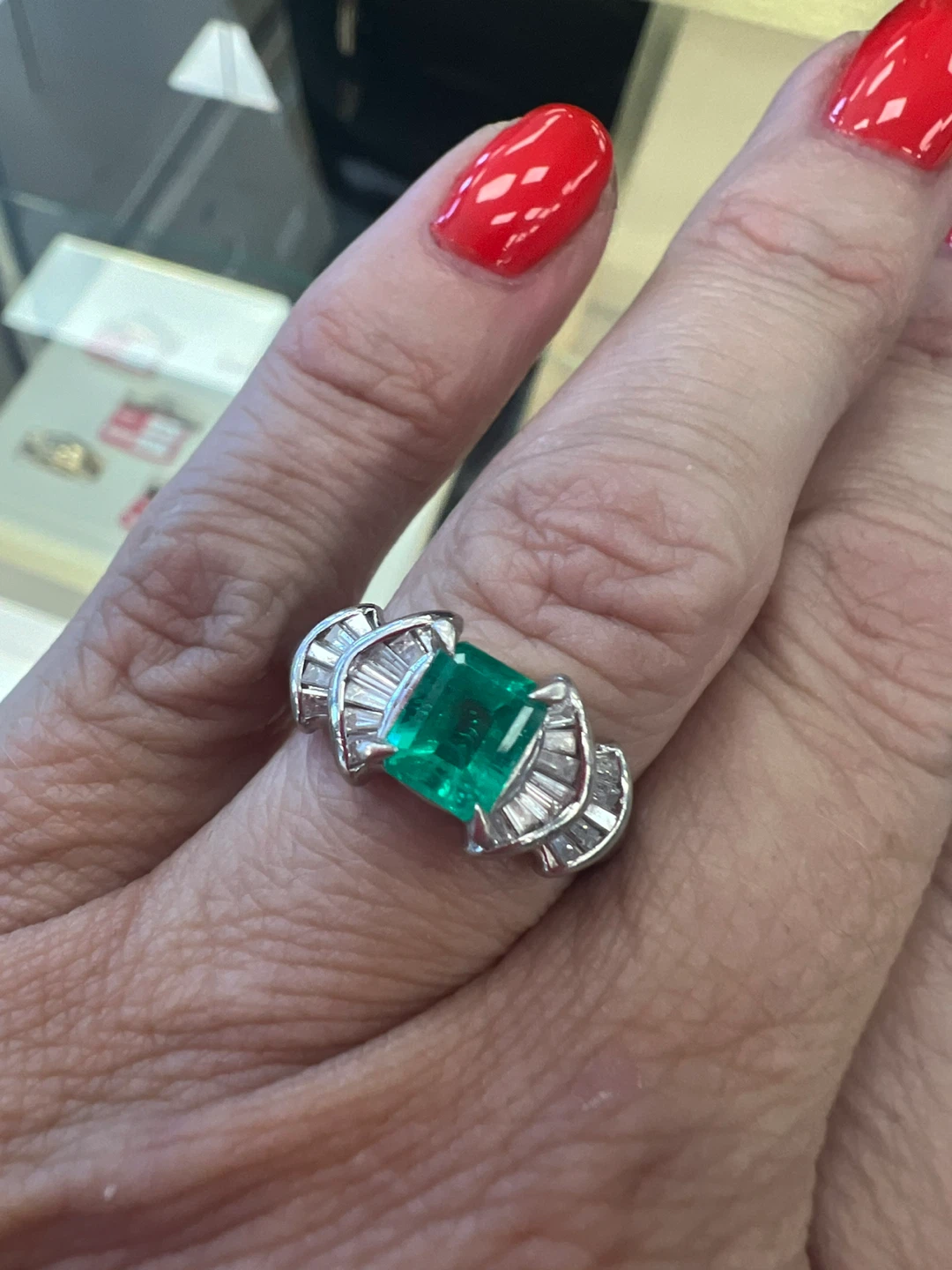 Emerald and Diamond Ring in Platinum - photo 3