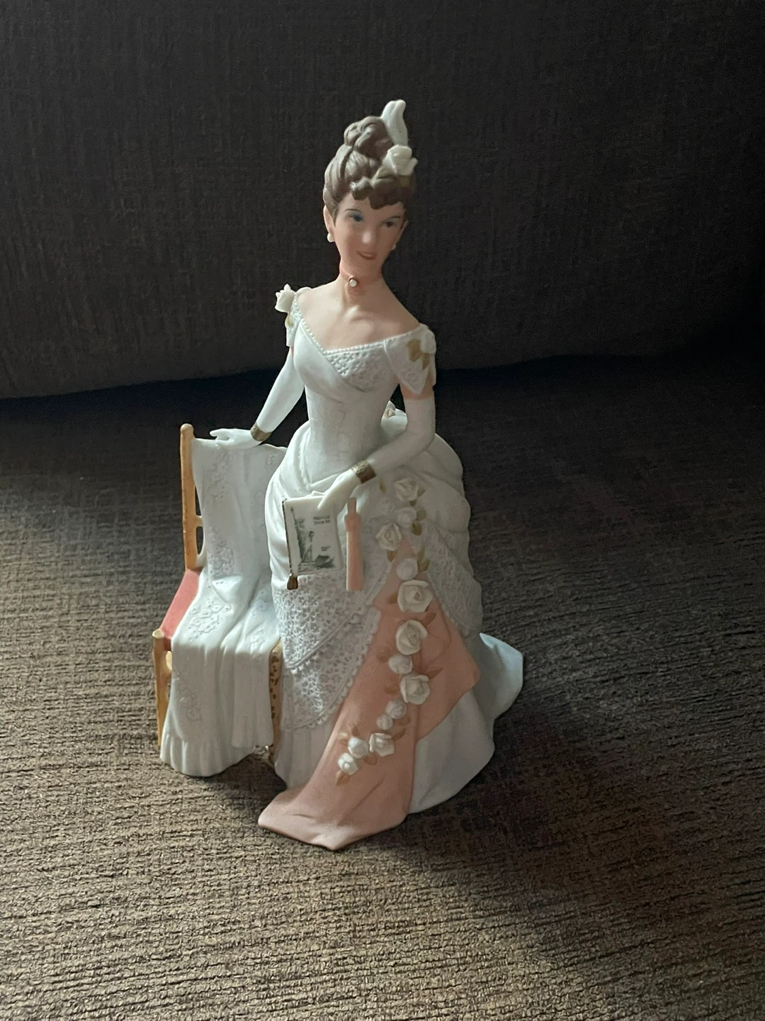 1986 Avon President's Club Albee Award Figurine - photo 3