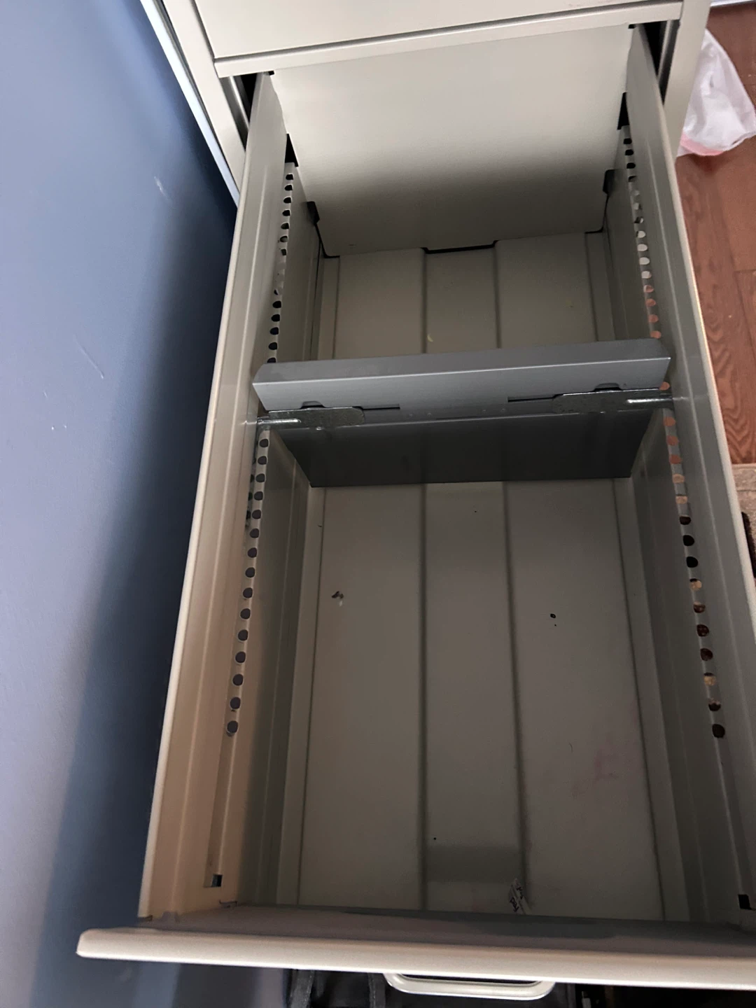 Cream 4-Drawer Metal Filing Cabinet with lock and key - photo 2