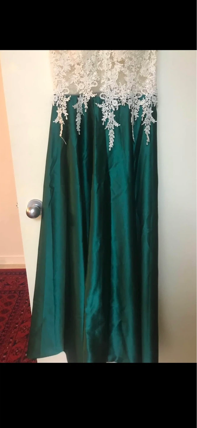Elegant Emerald Green Lace Top Evening Gown - photo 4
