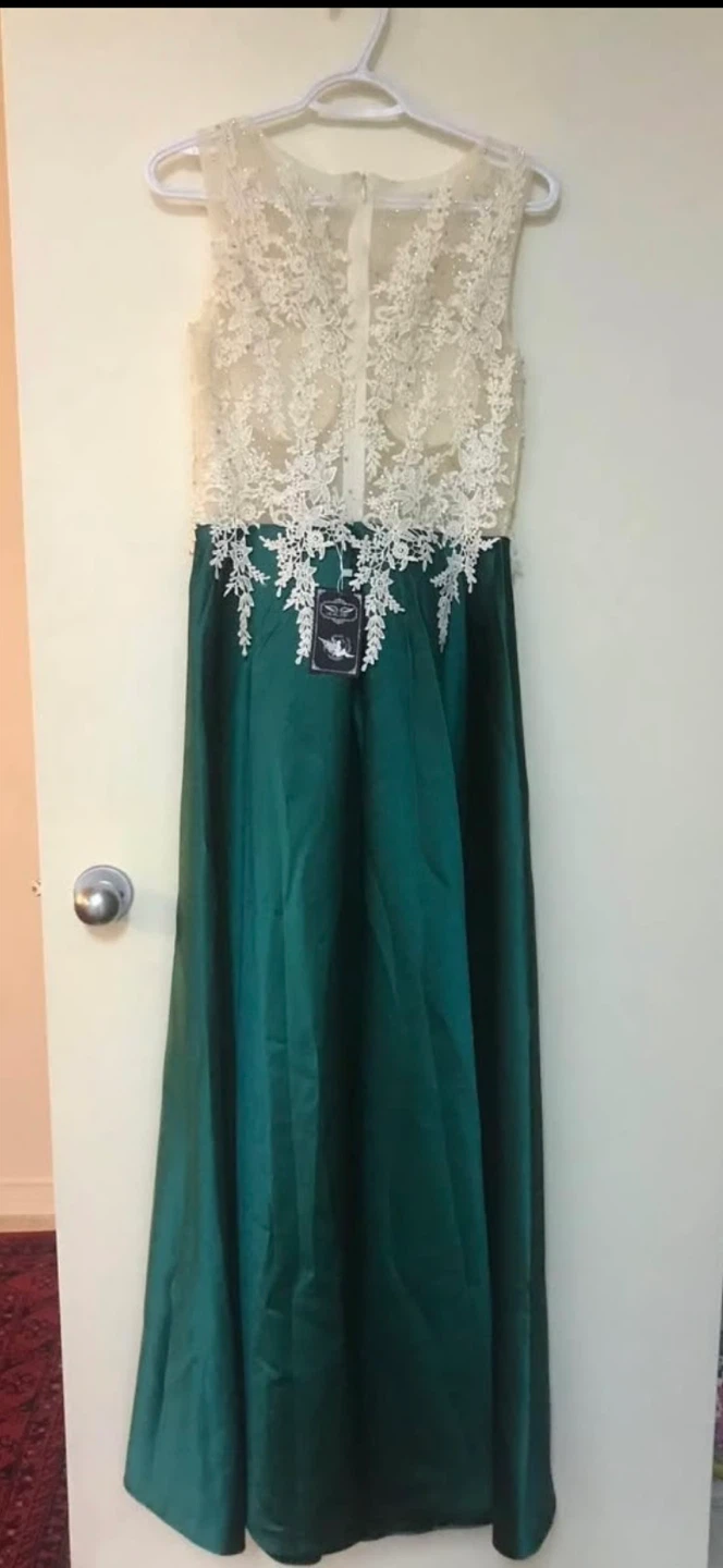 Elegant Emerald Green Lace Top Evening Gown