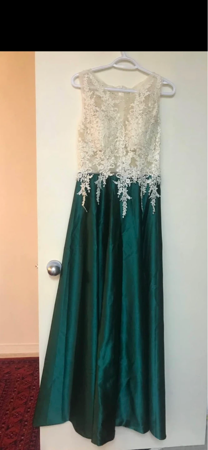 Elegant Emerald Green Lace Top Evening Gown - photo 5