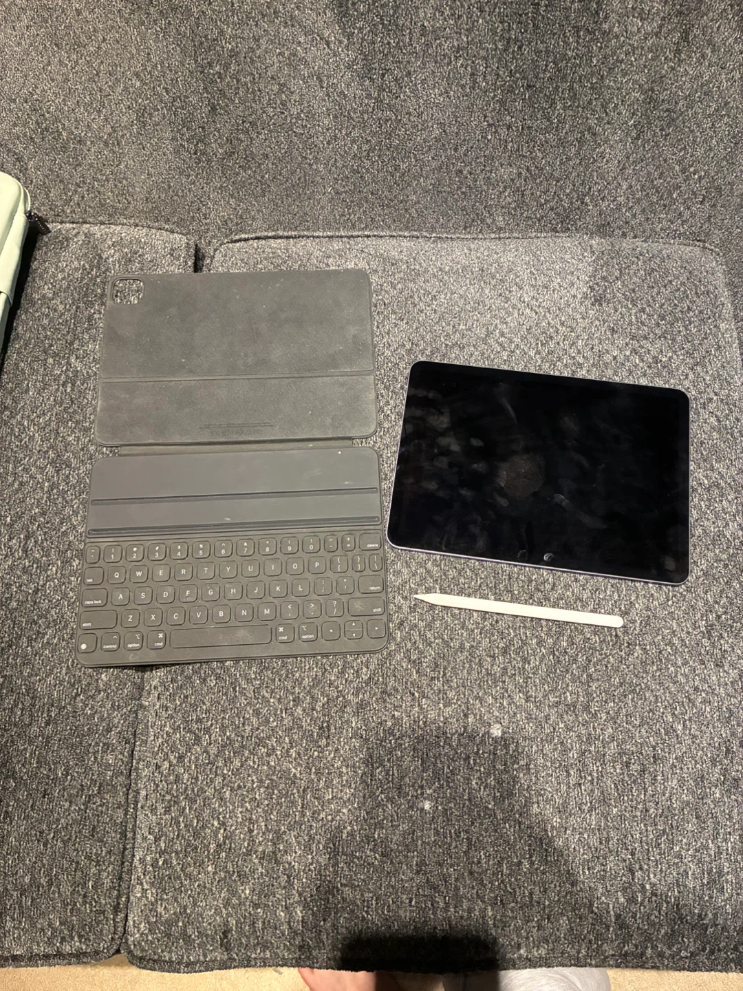 Apple iPad Air (5th Gen) 256GB Wi-Fi with Keyboard and Pencil