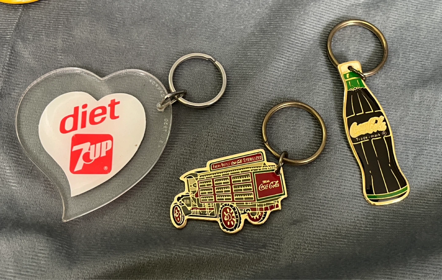 Lot of Coke Pepsi Coca-Cola 7-Up pins, badges,/buttons keychains - photo 4