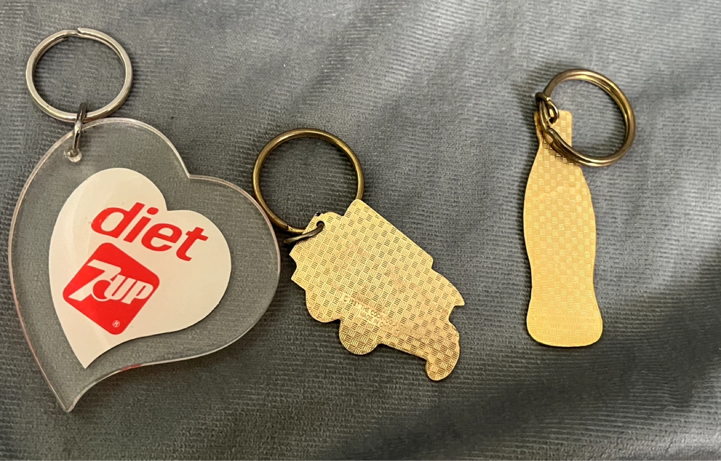 Lot of Coke Pepsi Coca-Cola 7-Up pins, badges,/buttons keychains - photo 5