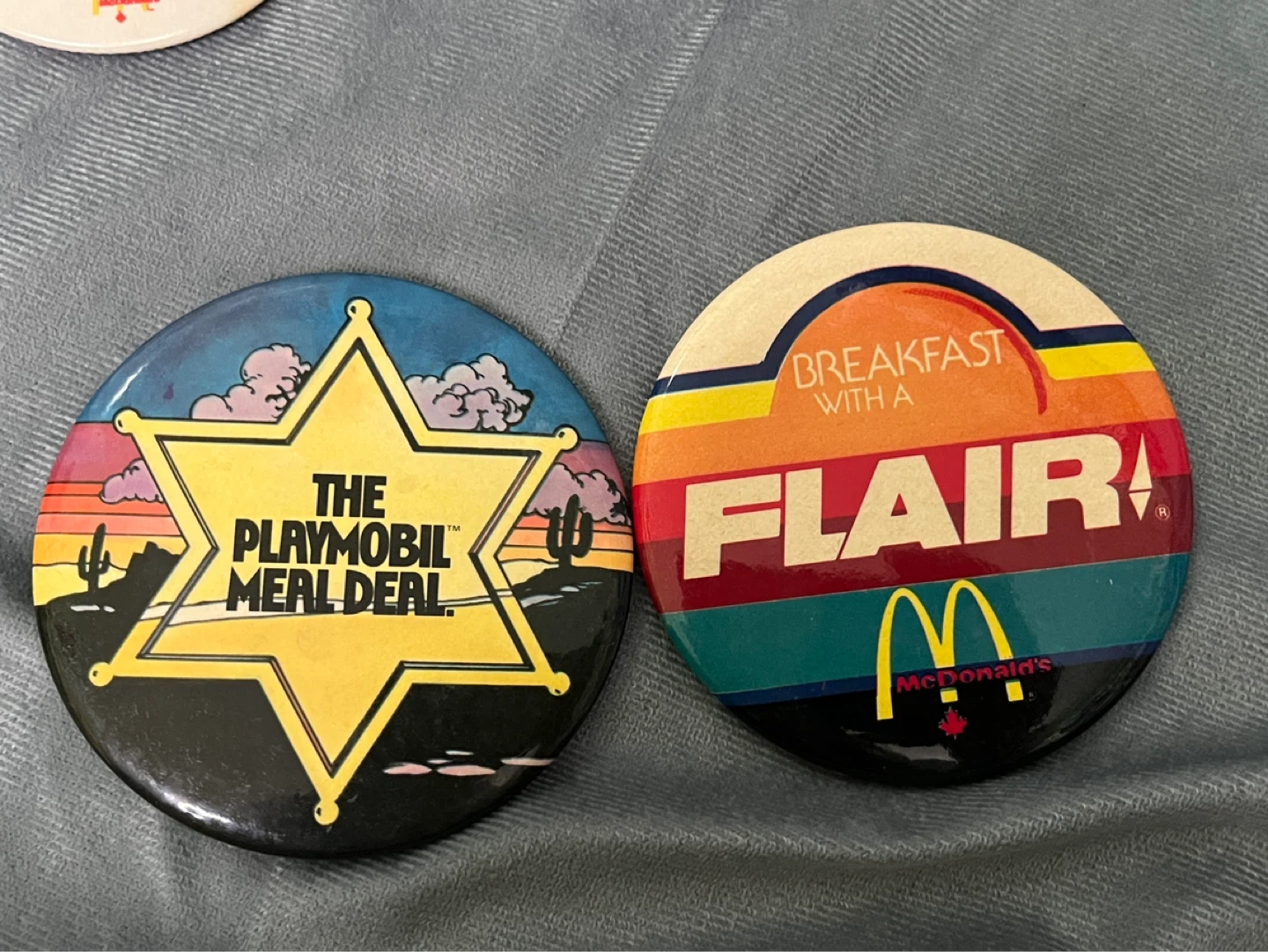 Lot of vintage McDonald’s pins/badges/buttons - photo 3