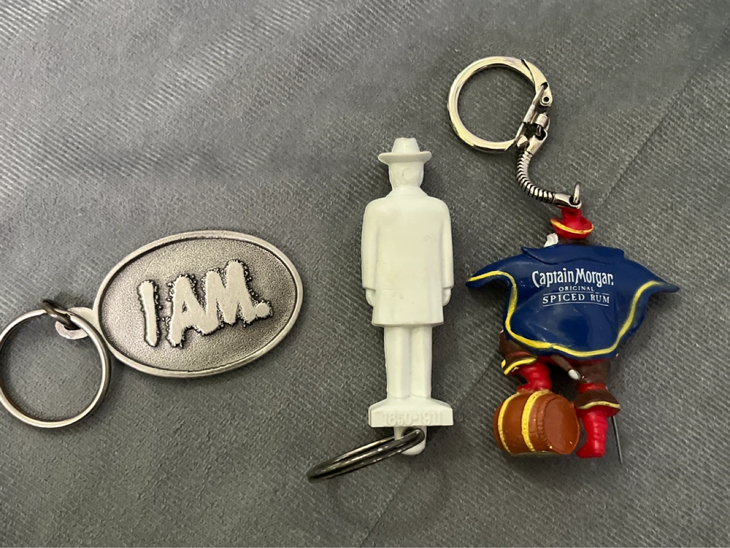 Lot of beer/spirits keychains and badges/buttons - photo 5