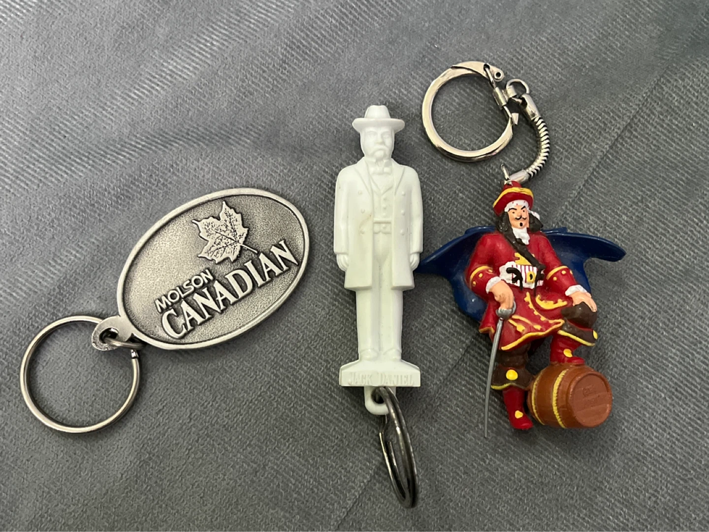 Lot of beer/spirits keychains and badges/buttons - photo 4