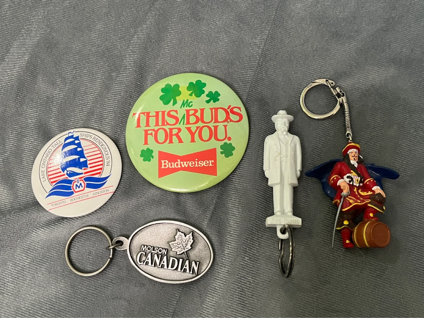 Lot of beer/spirits keychains and badges/buttons