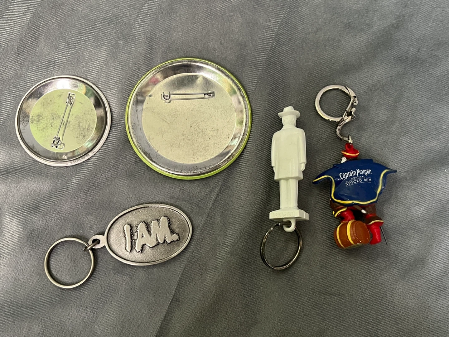 Lot of beer/spirits keychains and badges/buttons - photo 2