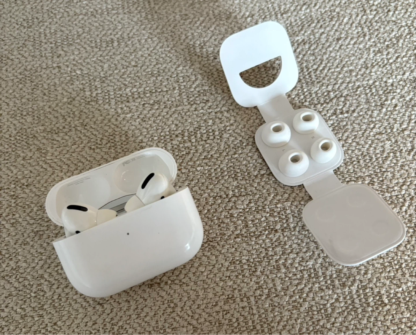 AirPods Pro (1st Gen) - Great condition, fully working, clean - photo 2