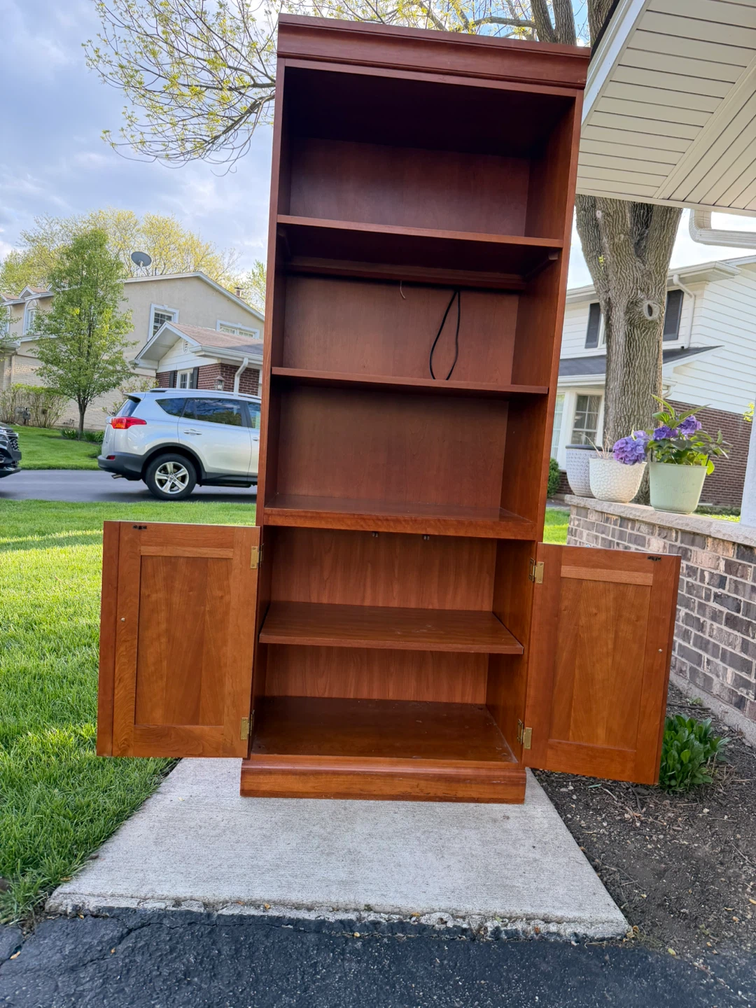Hooker Furniture Bookcase with Cabinet Doors - photo 5