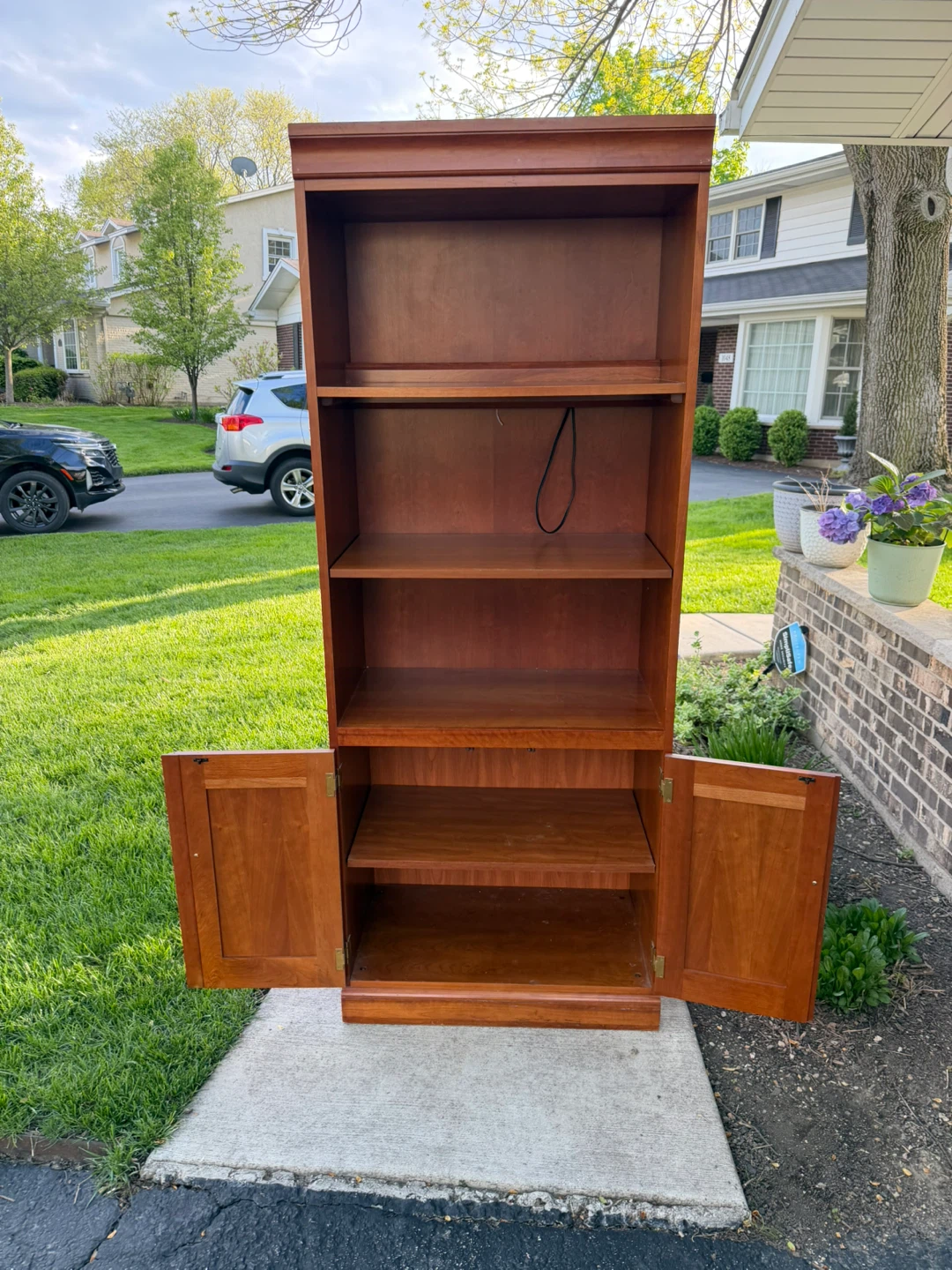 Hooker Furniture Bookcase with Cabinet Doors - photo 2
