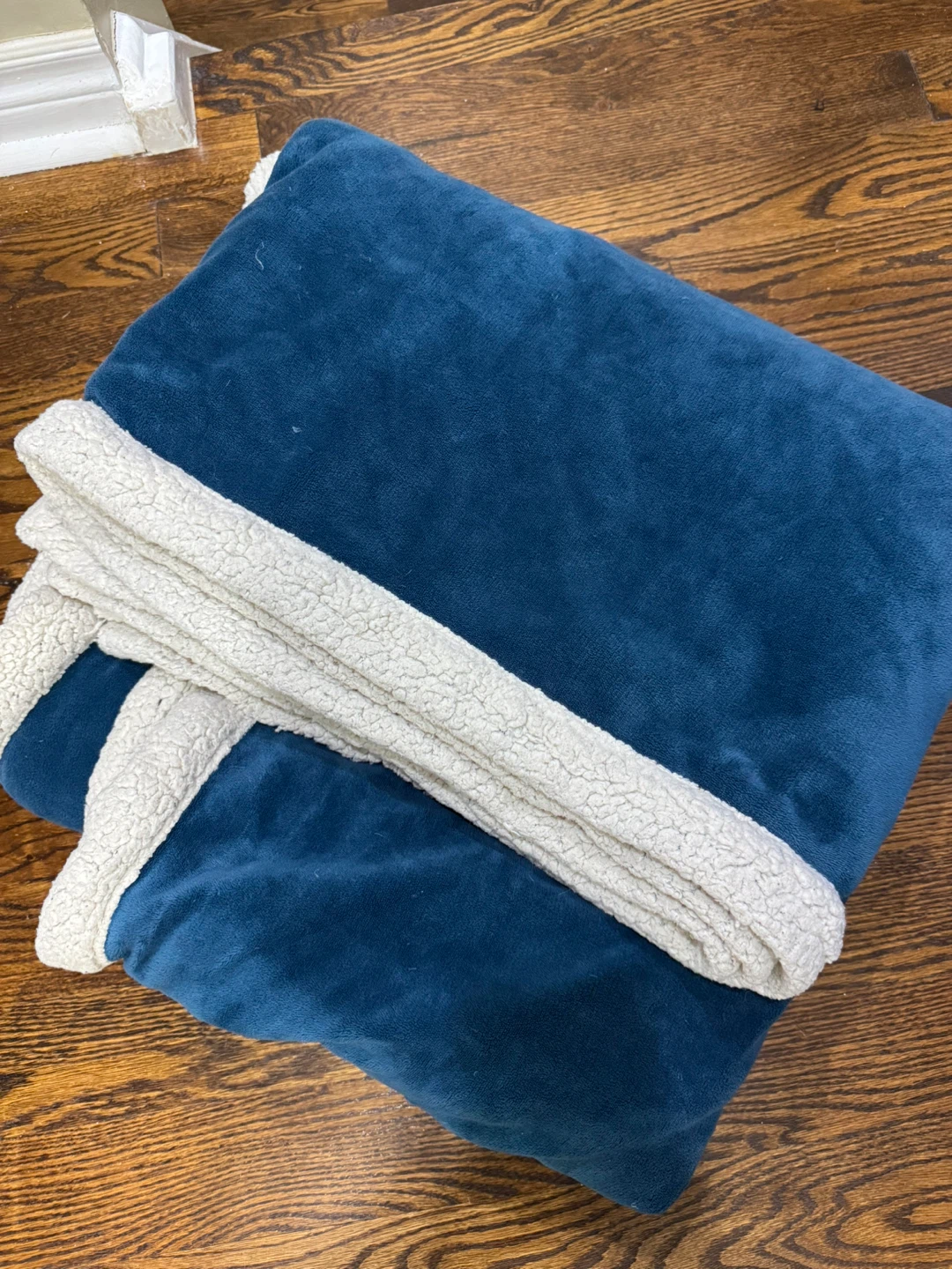 This  is  a  Queen  velvet  comforter. $32