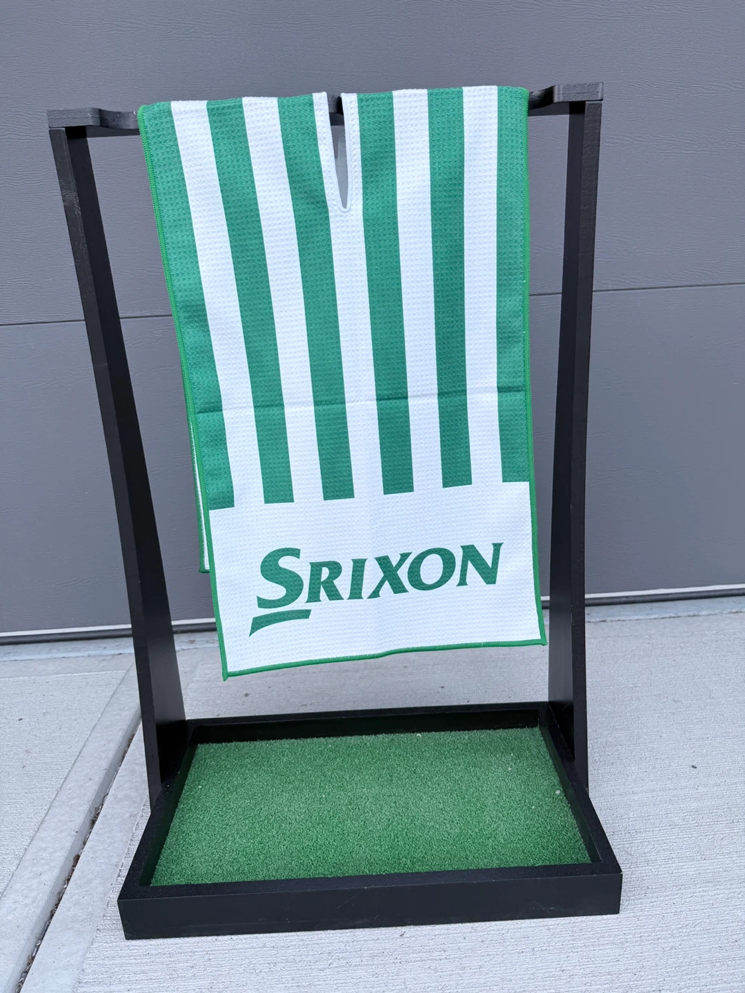 SRIXON Golf Towel and Club Display Stand