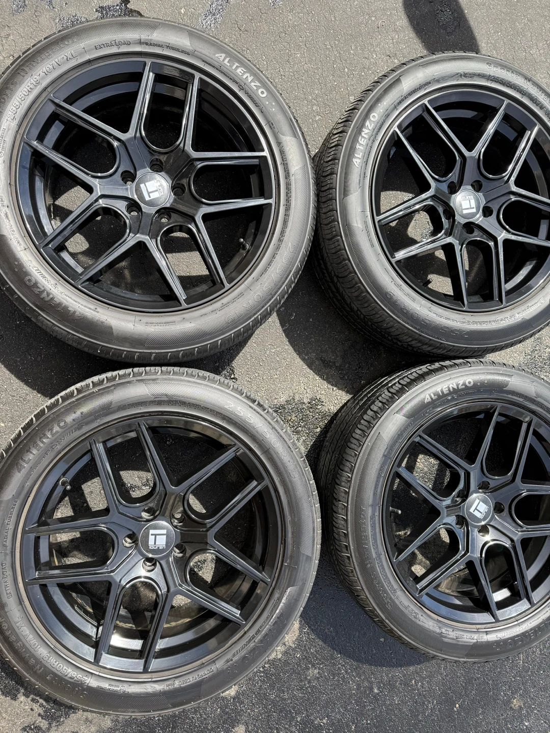 Set of 4 Altenzo PD-WII 255/50R19 Tires and Rims