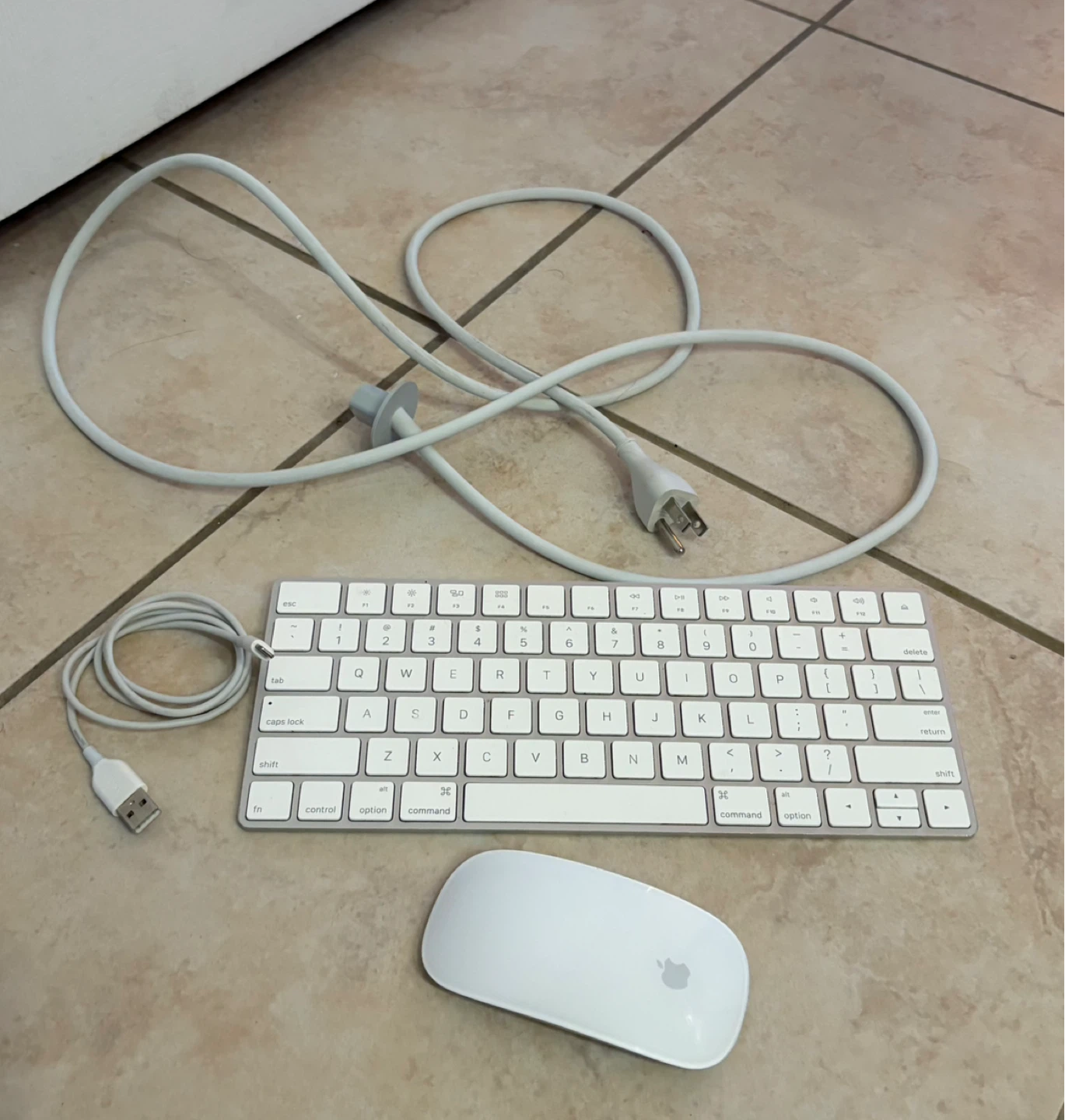 21.5” 2015 iMac + Magic Mouse & Apple Keyboard - photo 3
