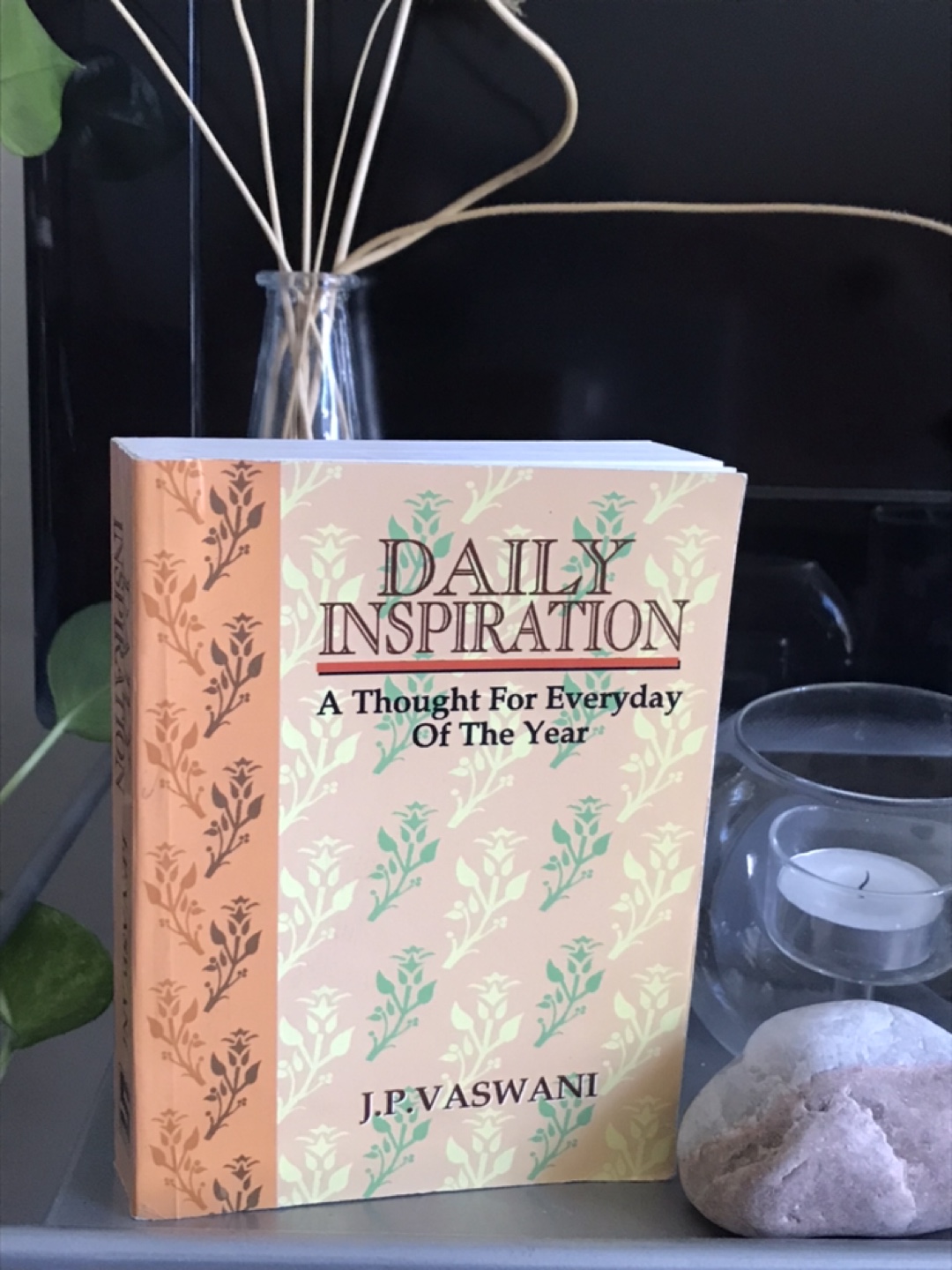 Daily Inspiration: A Thought for Every Day of the Year ✨BOOK
