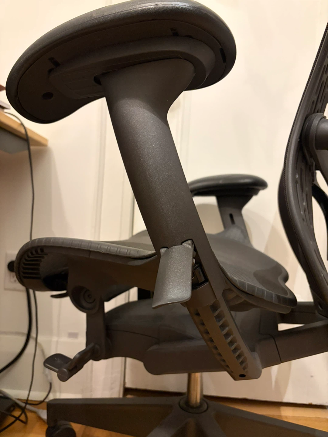 Herman Miller Mirra 2 Chair - photo 4
