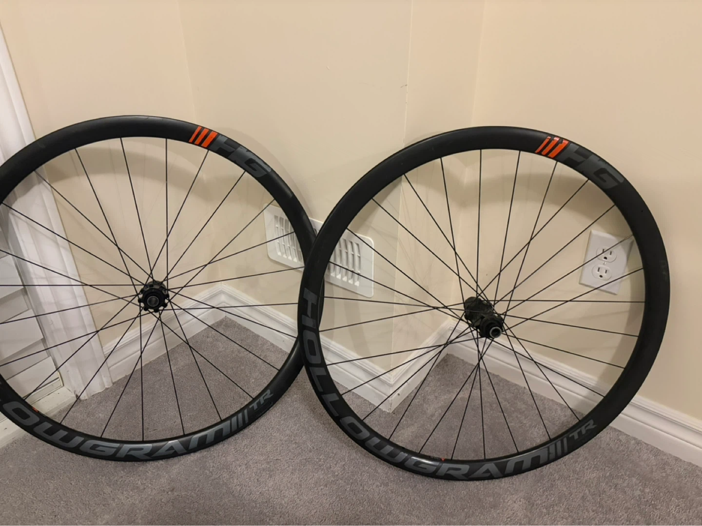 Hollowgram 35 Carbon Wheelset - photo 2