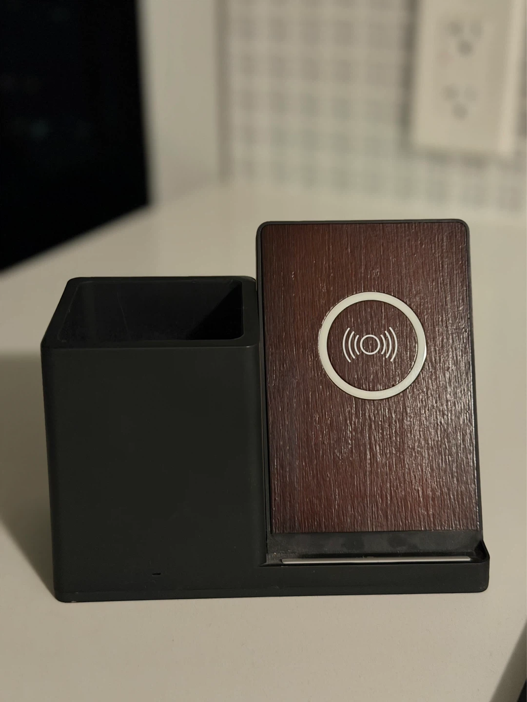 Pen holder with wireless charger