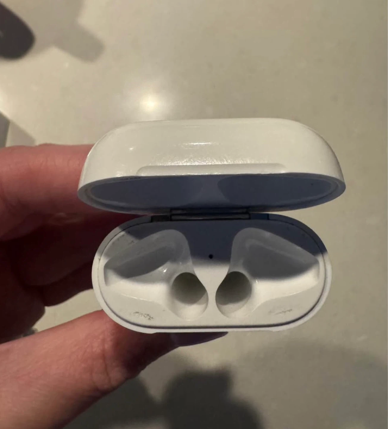 Apple AirPods Charging Case (2nd Gen)