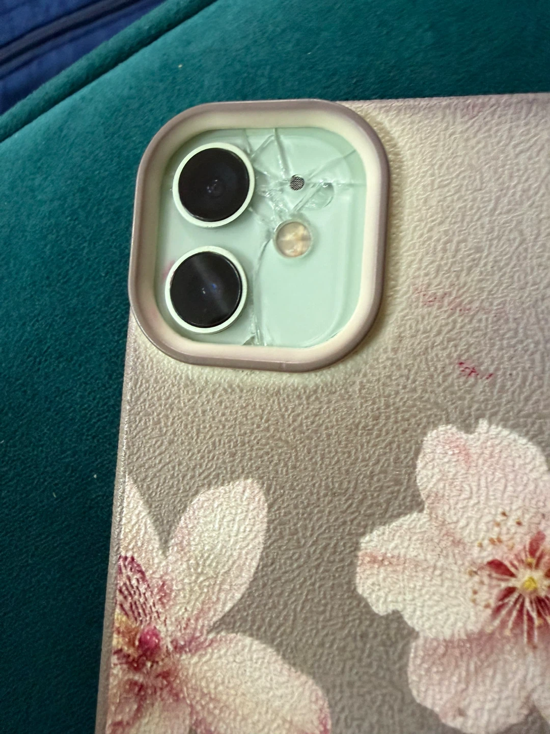 Cracked Back iPhone 12 mini - photo 2