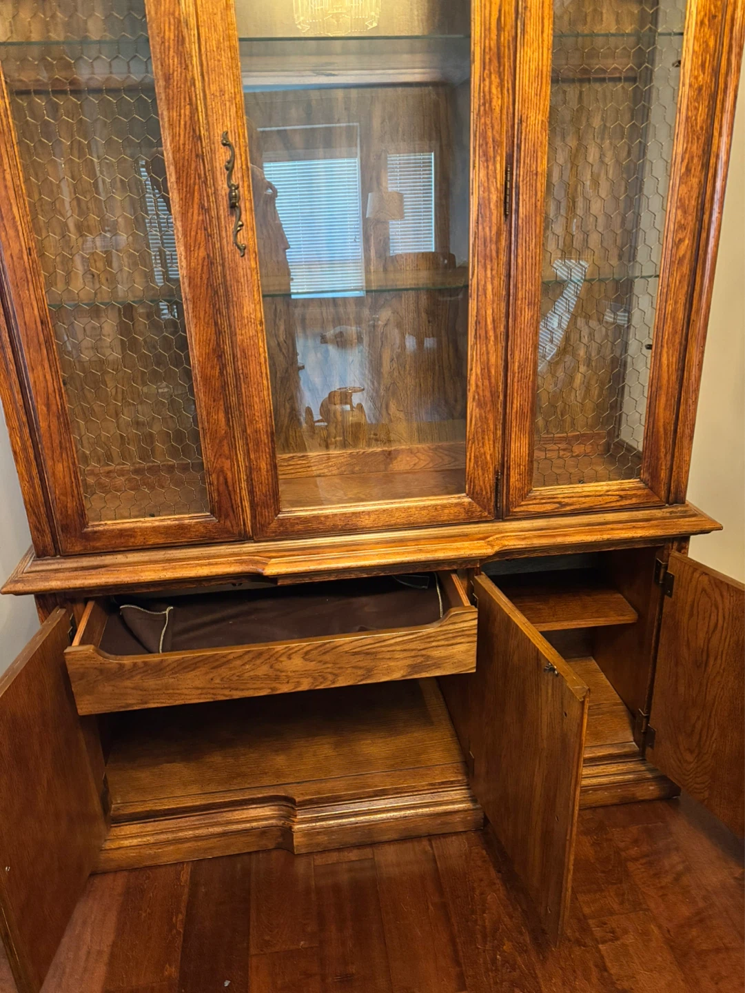 China Cabinet. Vintage.