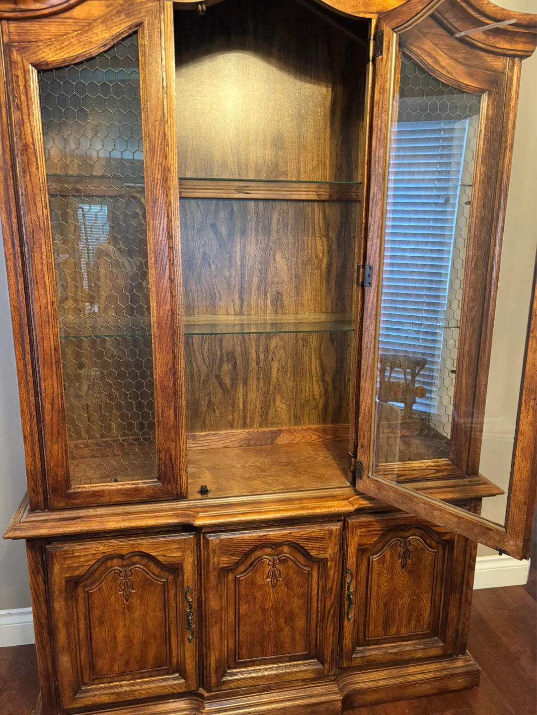 China Cabinet. Vintage. - photo 3