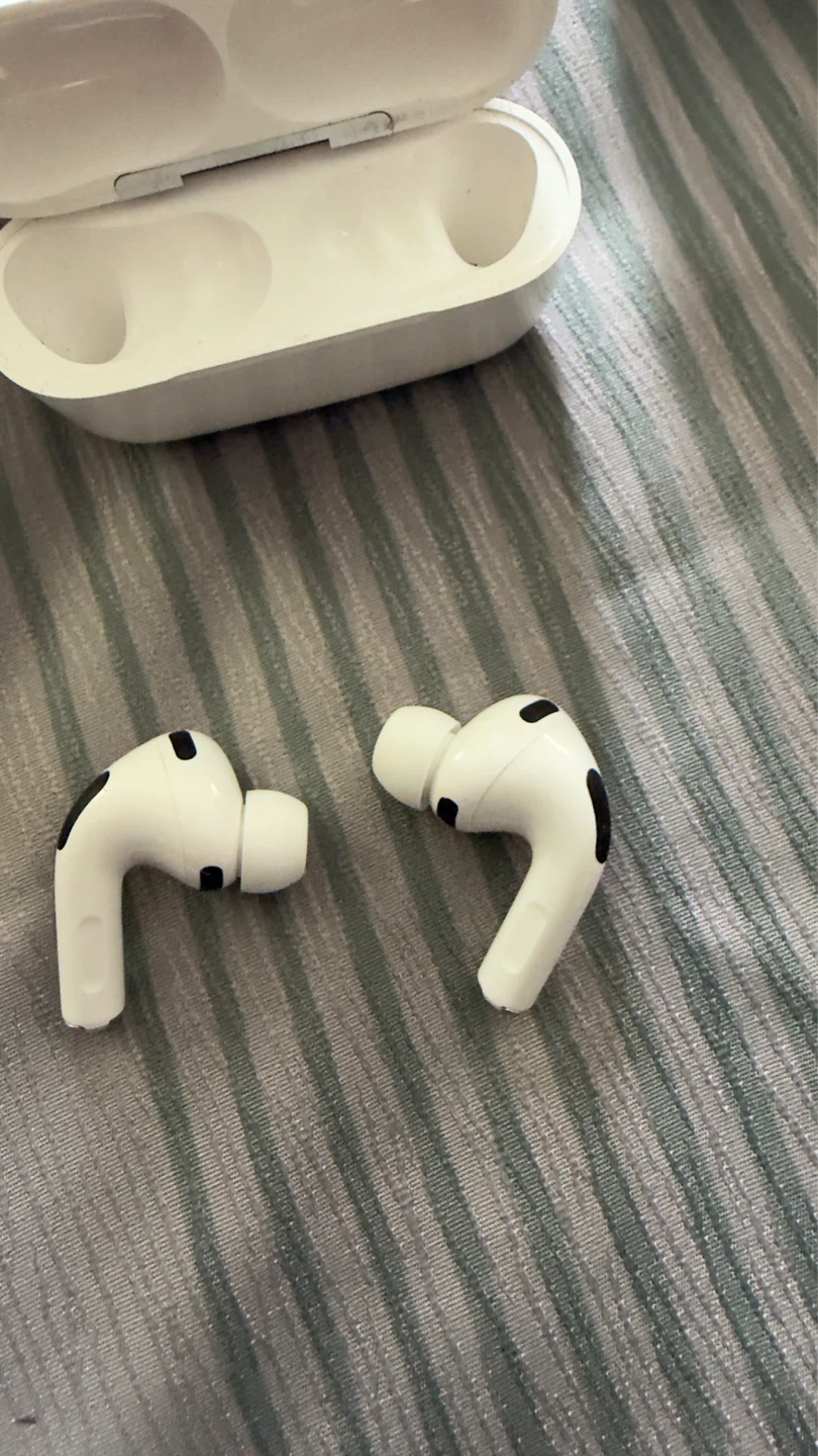 Apple AirPods Pro (3 Gen) with Charging Case - photo 2