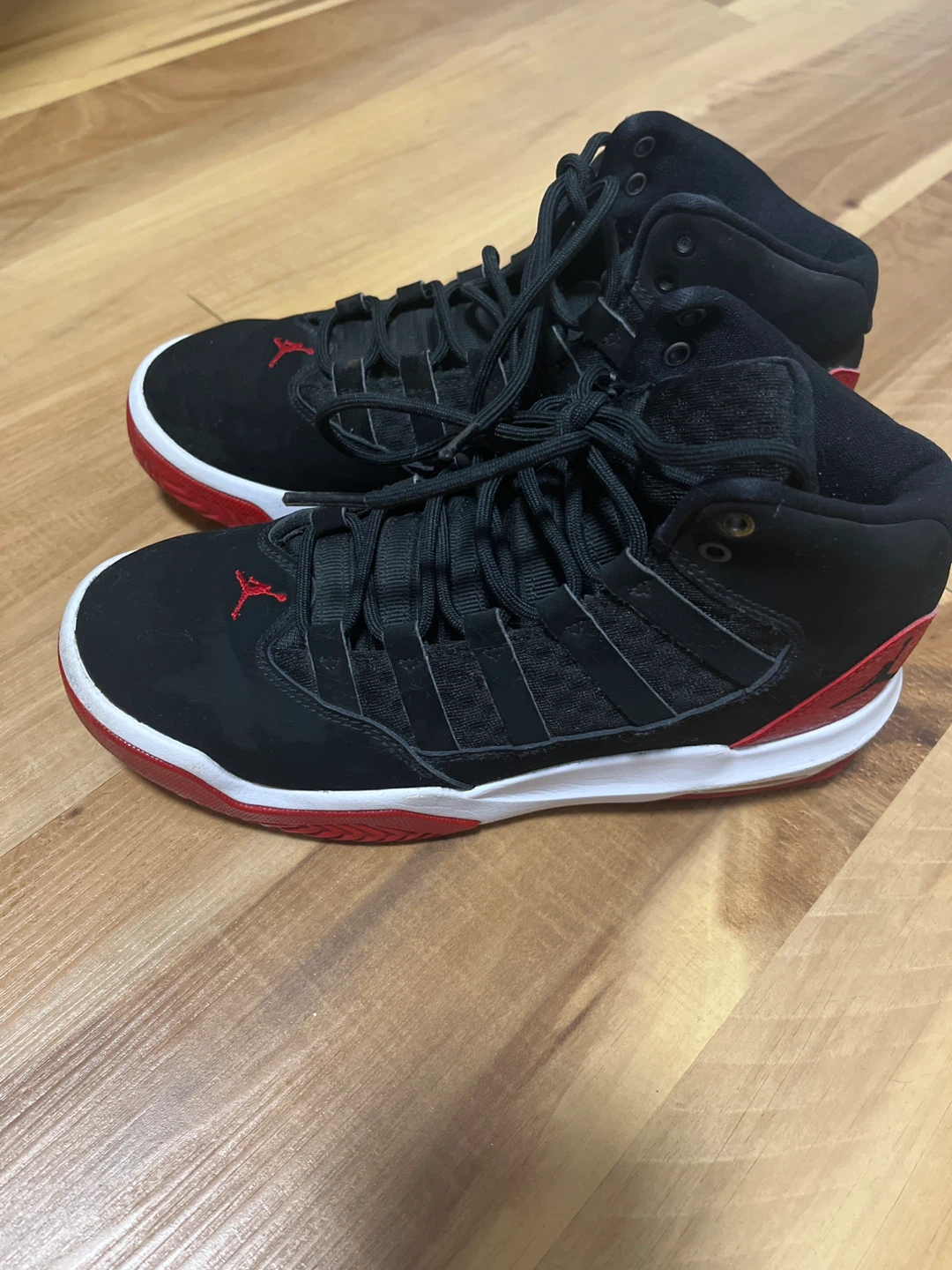 Jordan Max Aura 3 Youth Size 3Y Black Red