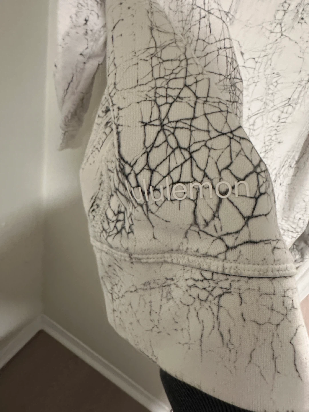 Lululemon Crewneck Sweatshirt - White Crackle Print - photo 3