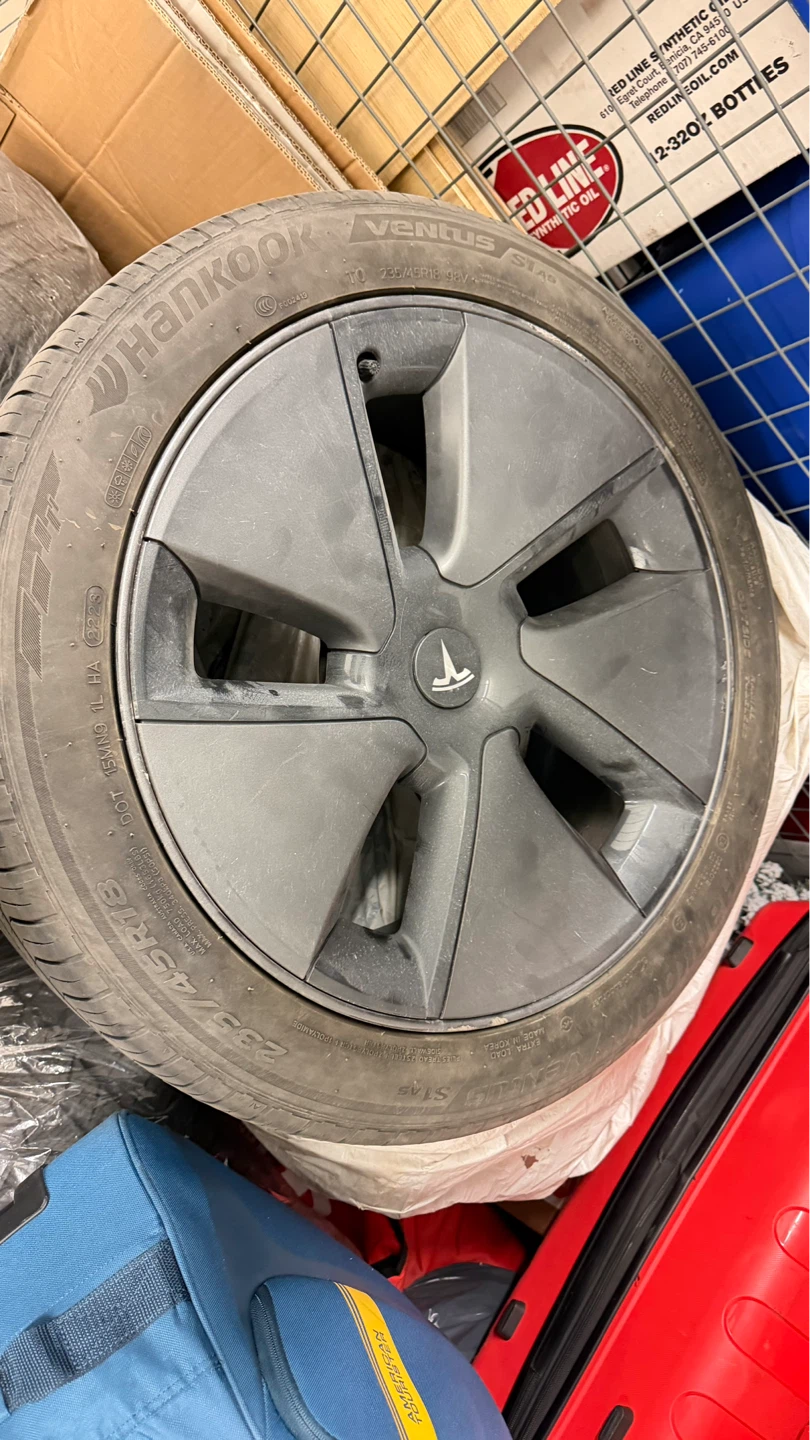 Tire 235/45R18 all season