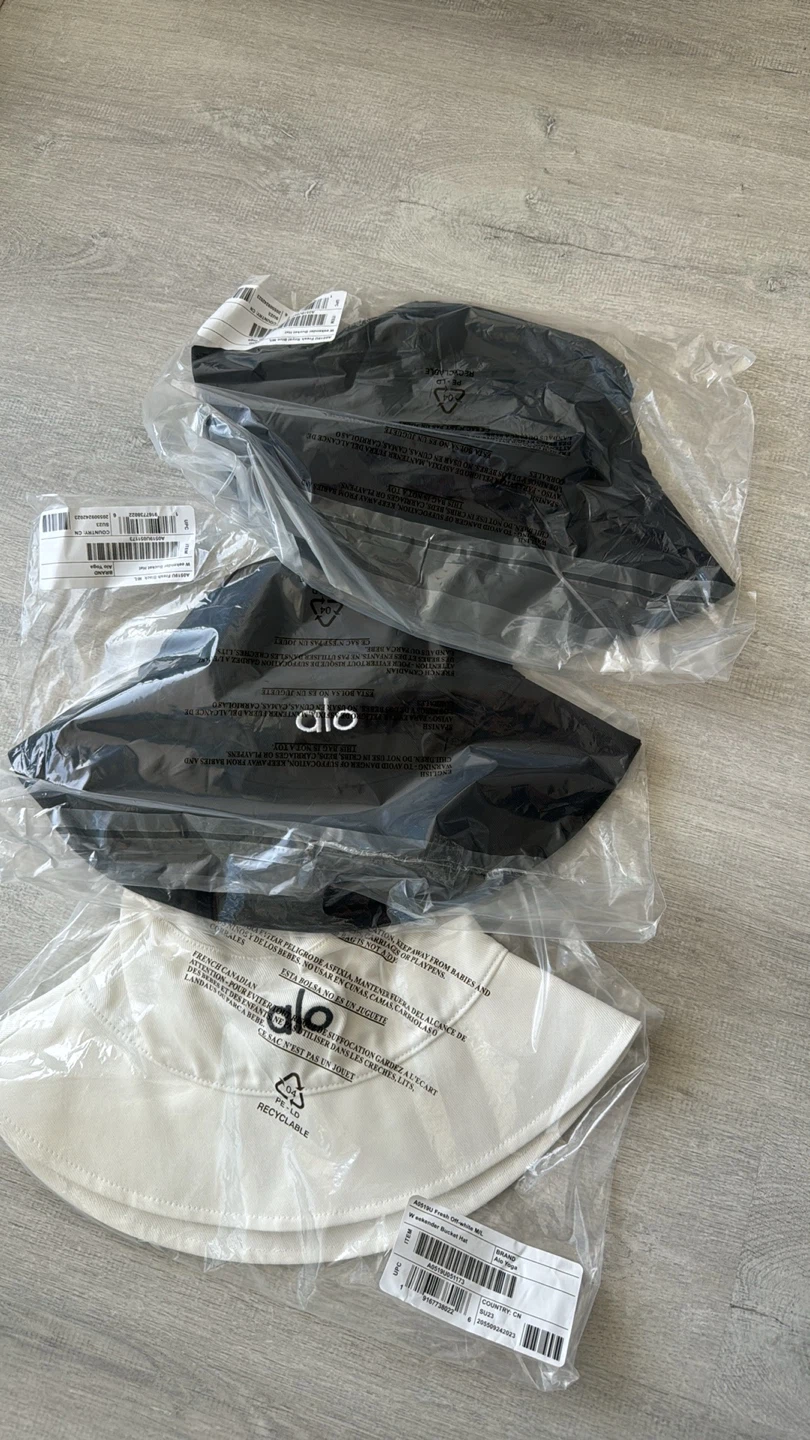 Alo Weekender Bucket Hats - Black/White