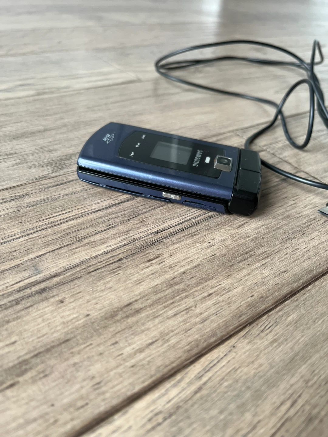 Samsung Flip Phone with Charger and Box - Blue - photo 4