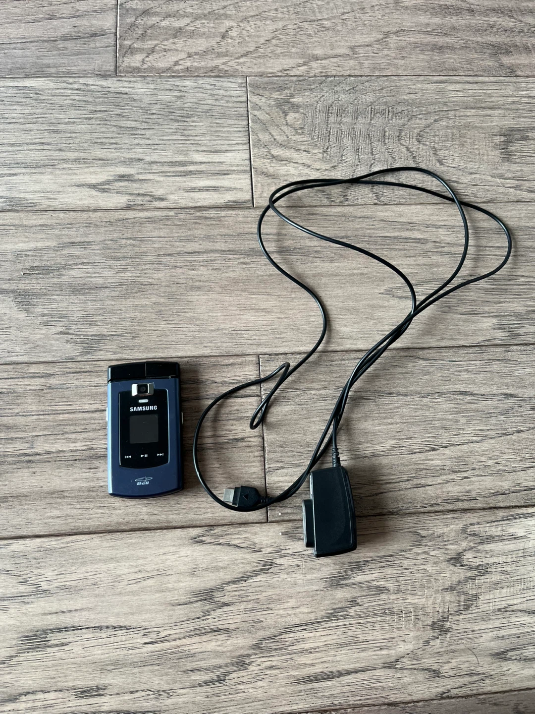Samsung Flip Phone with Charger and Box - Blue