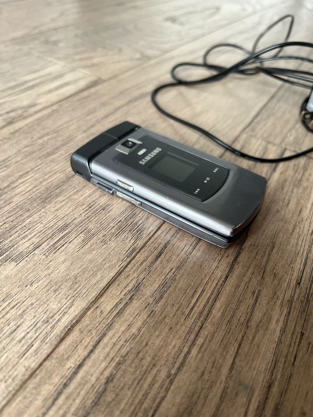 Samsung Flip Phone with Charger - photo 3