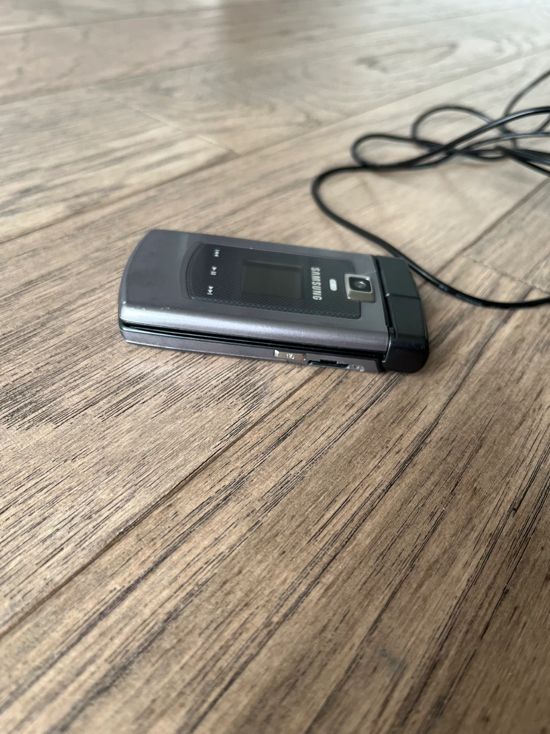 Samsung Flip Phone with Charger - photo 4